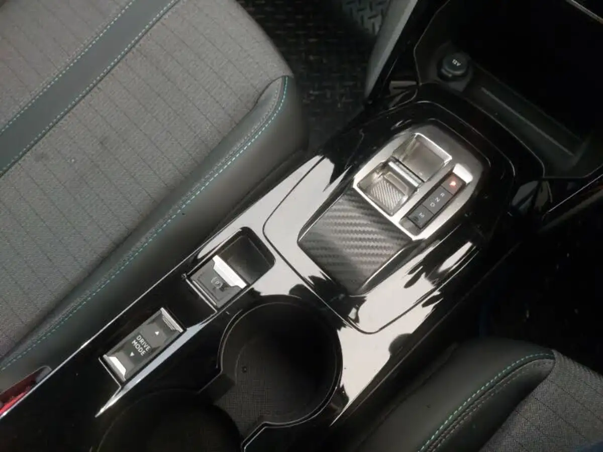 2023-peugeot-208-12-puretech-allure-premium-100ps-eat8-big-13