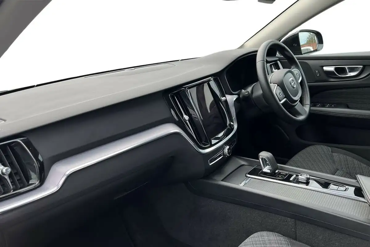 2022-volvo-v60-20-b3-momentum-161bhp-big-1