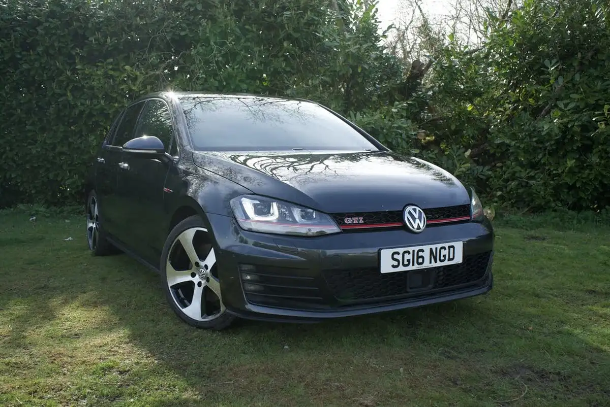 2016-volkswagen-golf-20-tsi-gti-220ps-hatchback-5d-big-0