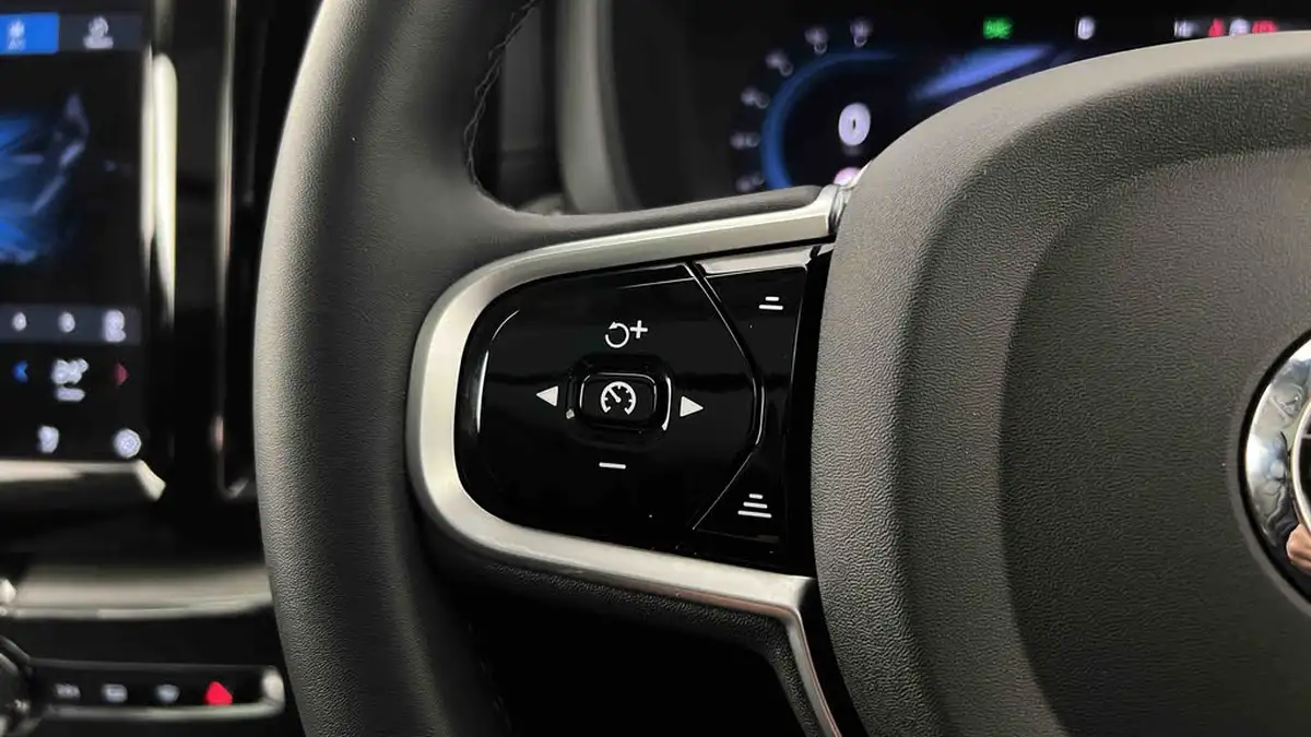 2024-volvo-xc60-20-t8-ultimate-dark-big-17