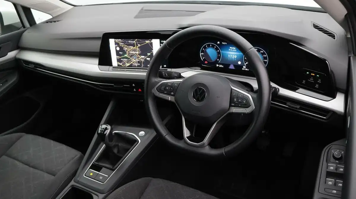 2022-volkswagen-golf-15-tsi-life-130ps-hatchback-big-9