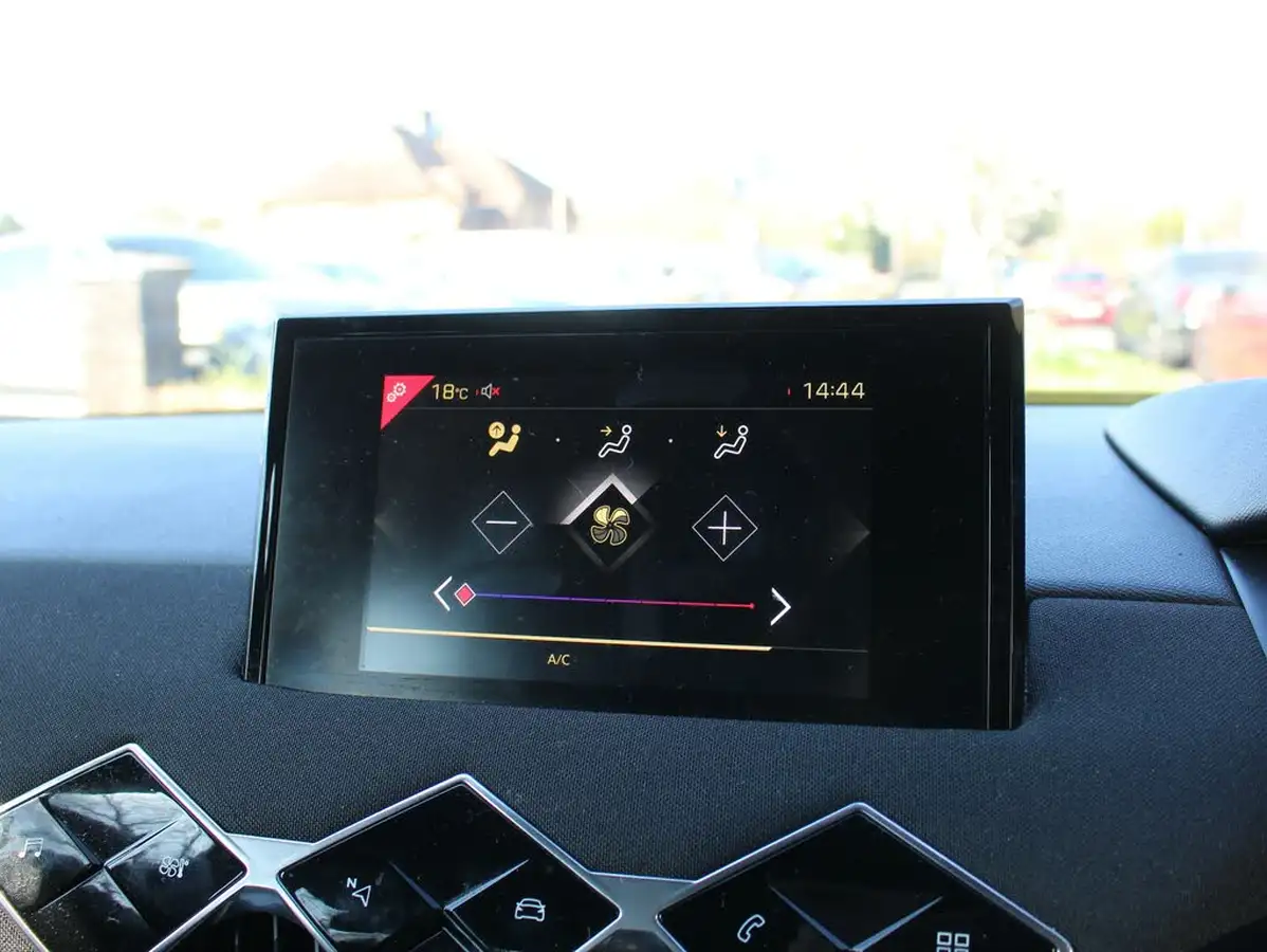 2019-ds-ds-3-crossback-12-puretech-elegance-100ps-big-13