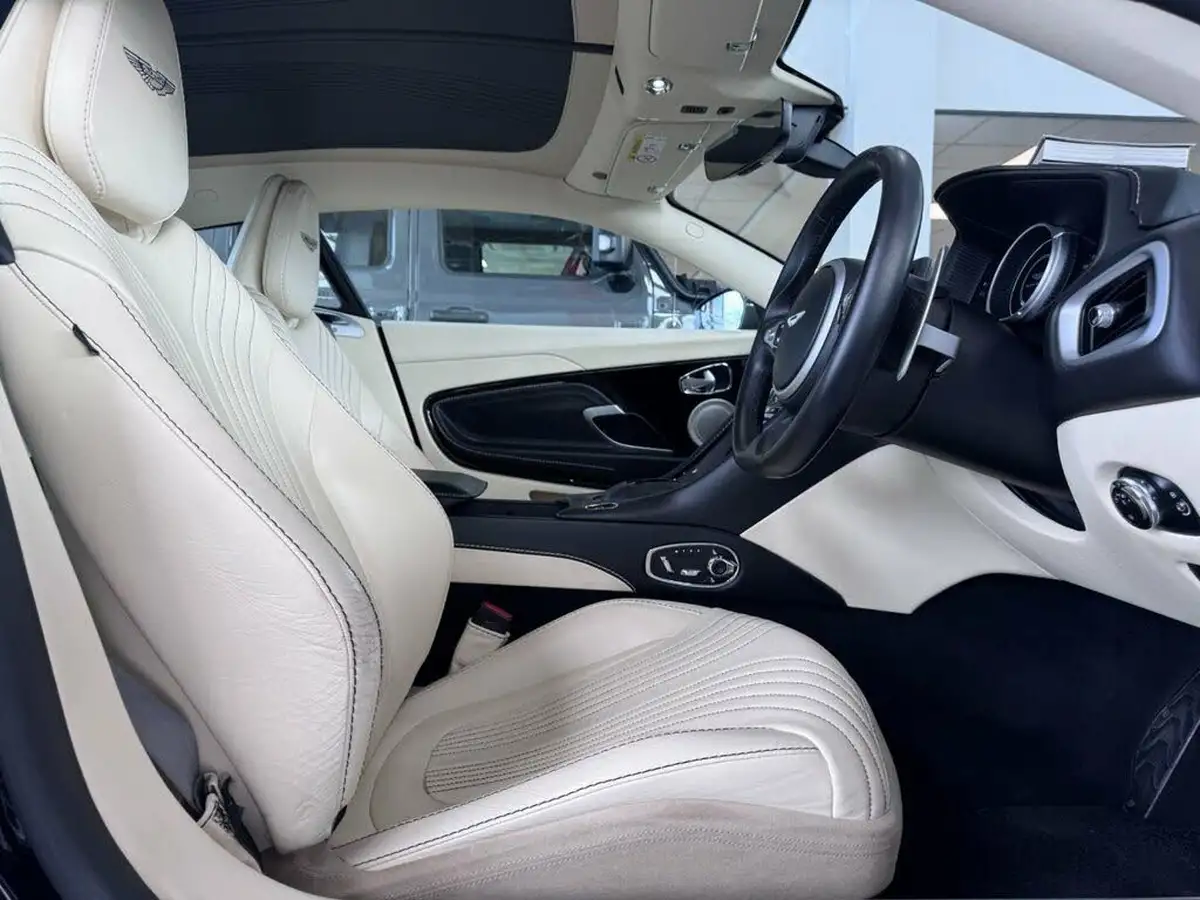 2017-aston-martin-db11-52-v12-launch-edition-big-11