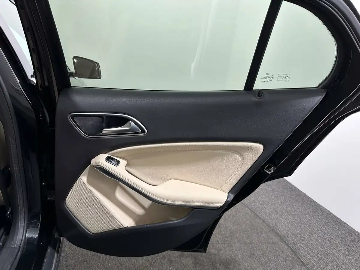 2017-mercedes-benz-gla-class-16-gla-200-sport-big-39