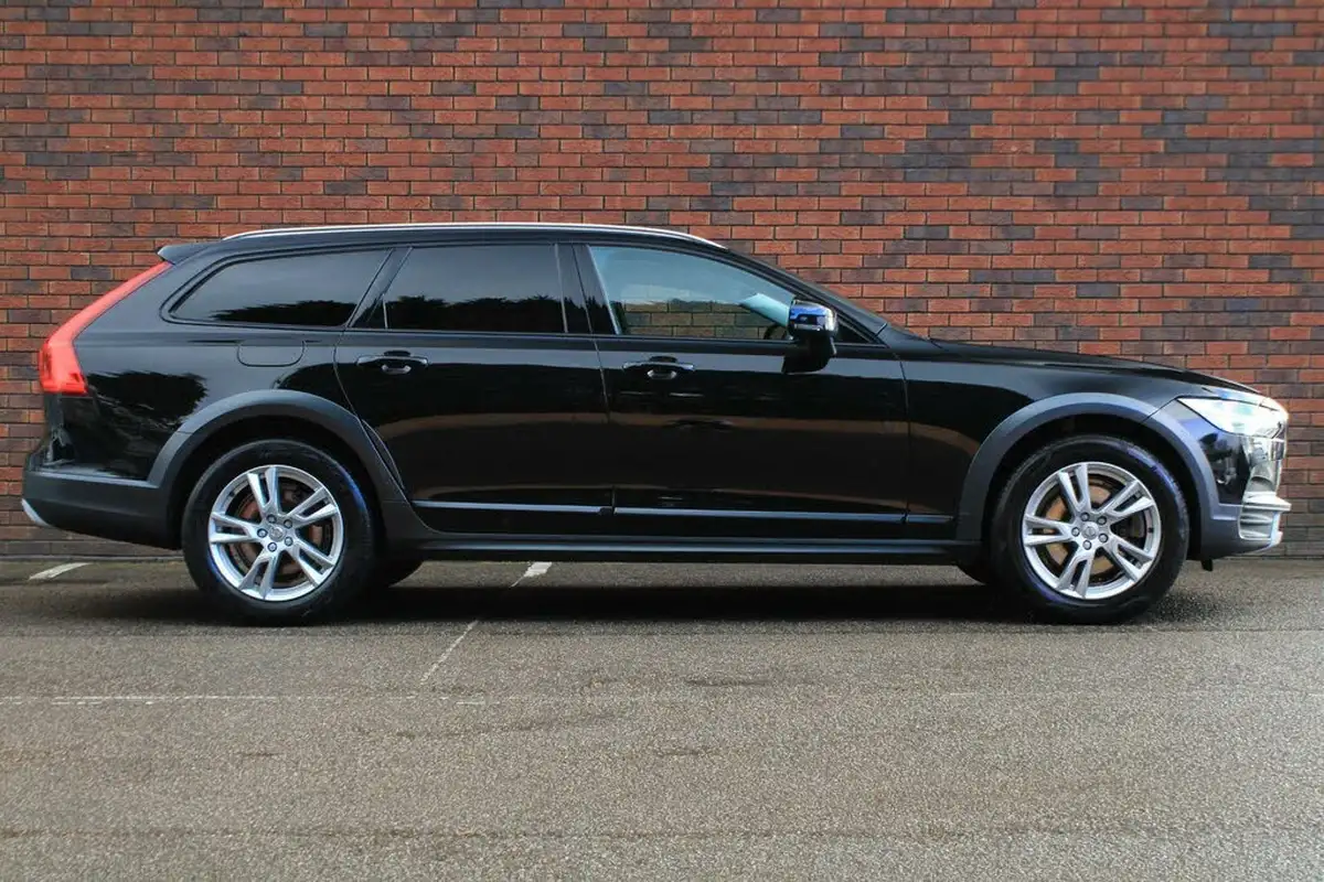 2019-volvo-v90-20td-d5-cross-country-plus-big-1