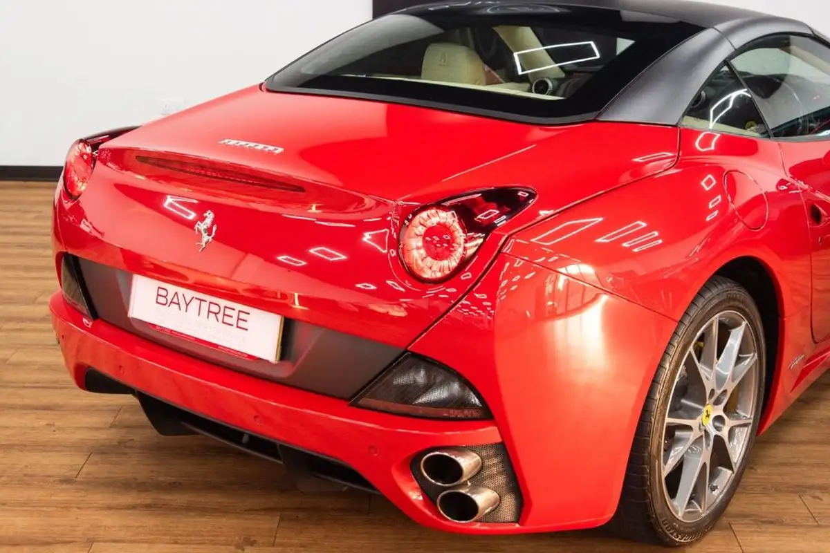 2012-ferrari-california-43-big-23
