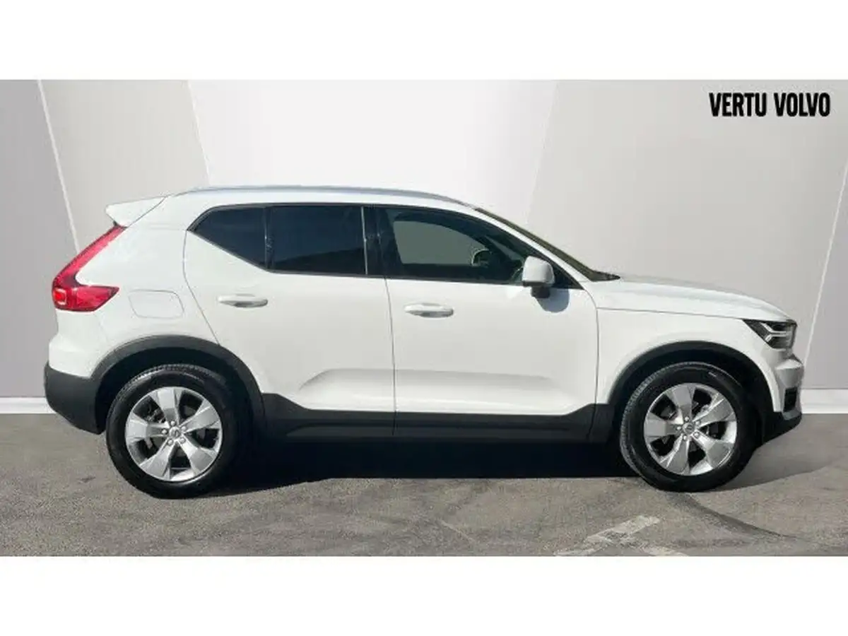 2022-volvo-xc40-15-t3-momentum-auto-big-2