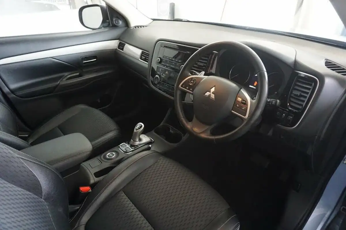 2015-mitsubishi-outlander-20-gx3h-phev-5st-big-15