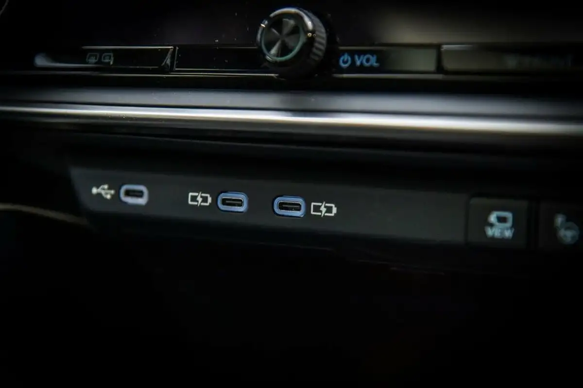 2024-lexus-rz-450e-e-takumi-big-48