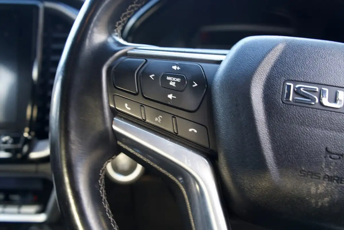 2023-isuzu-d-max-19td-v-cross-big-54
