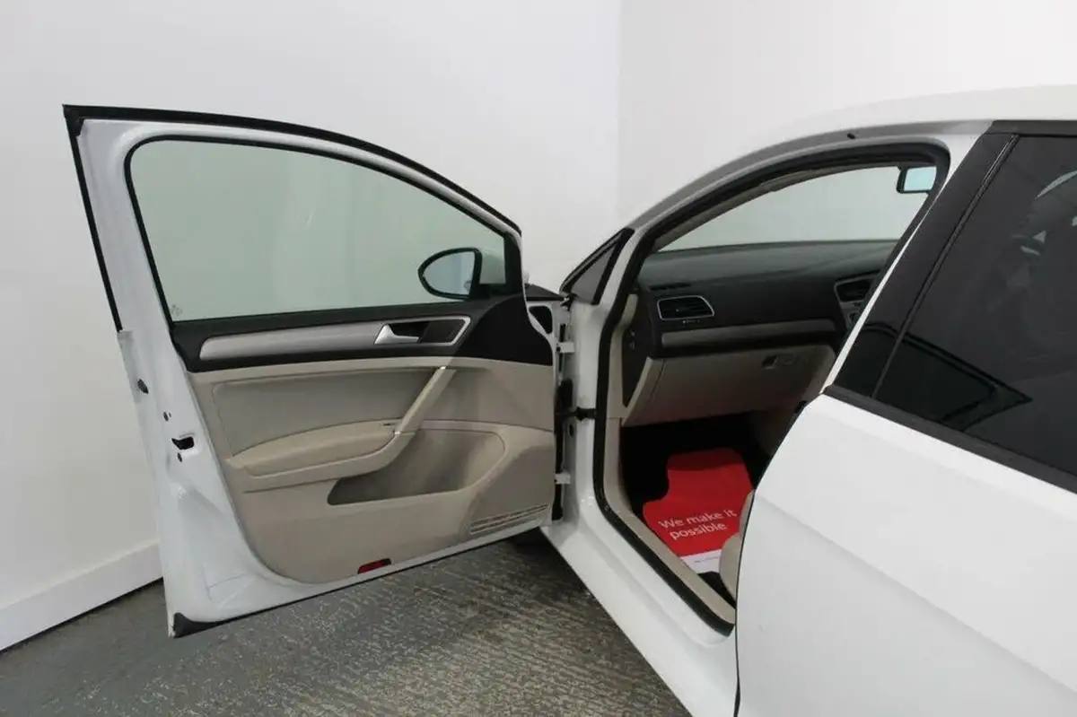 2014-volkswagen-golf-20tdi-match-5d-dsg-big-22
