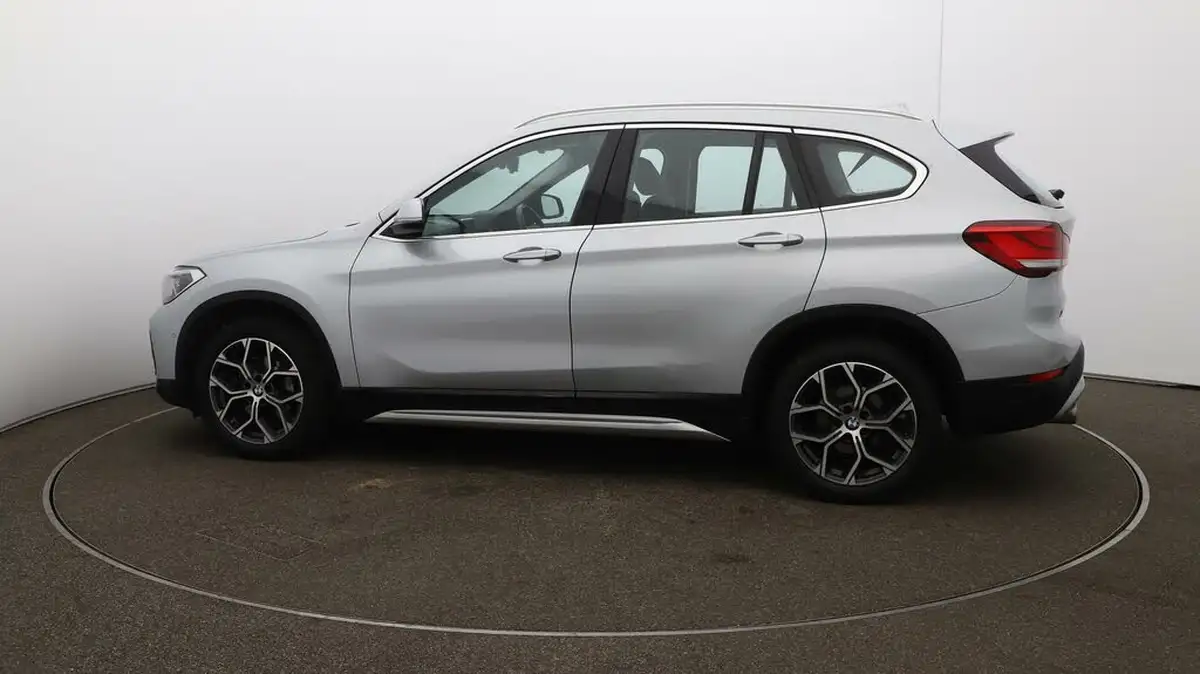 2021-bmw-x1-15-sdrive18i-xline-big-51