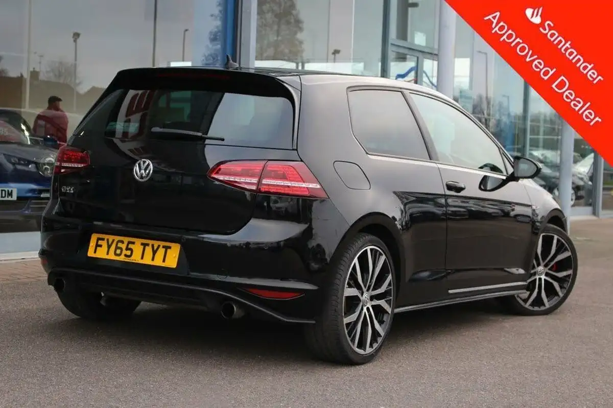 2015-volkswagen-golf-20-tsi-gti-3d-big-3