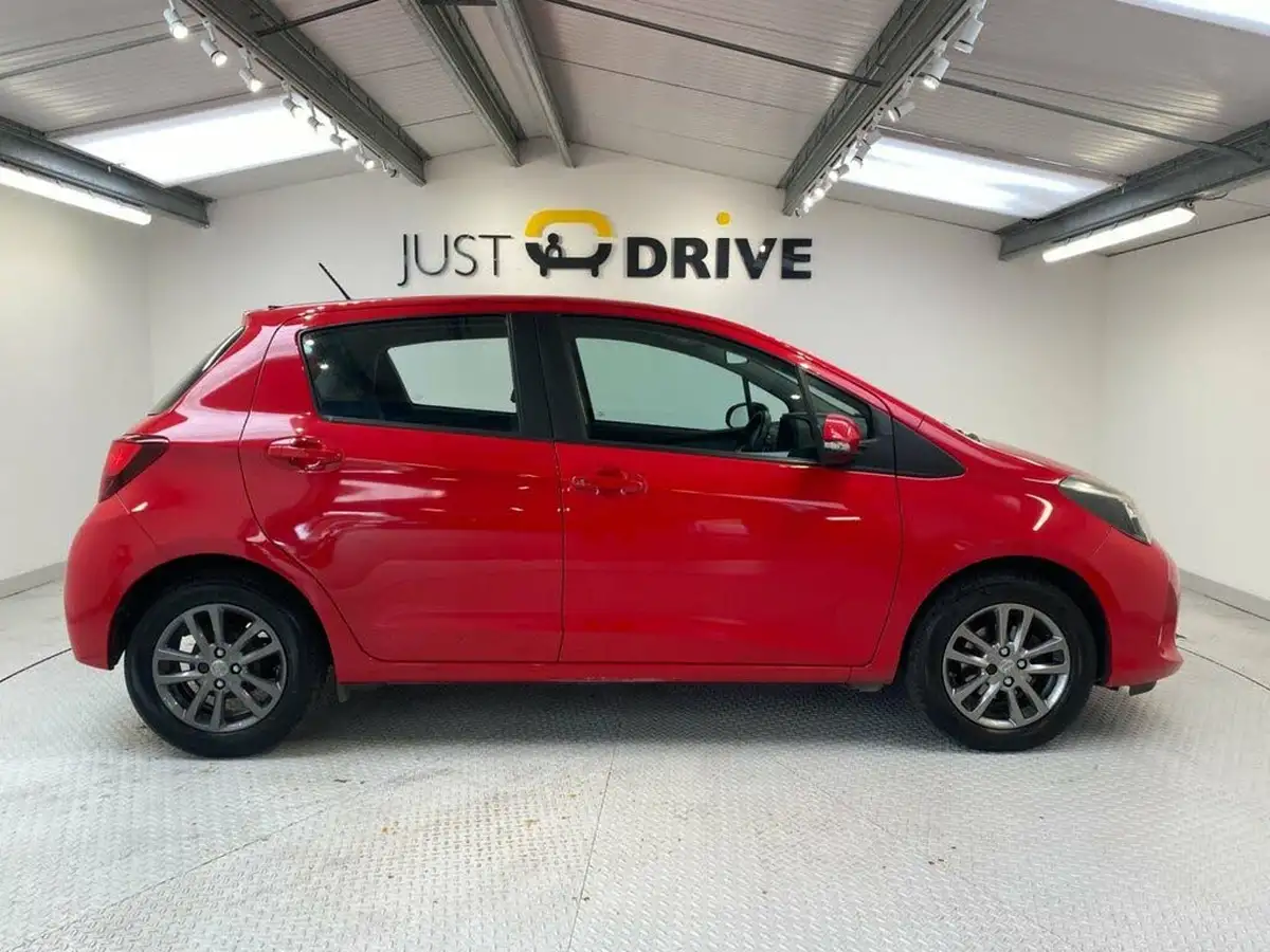 2014-toyota-yaris-133-icon-5d-cvt-big-5