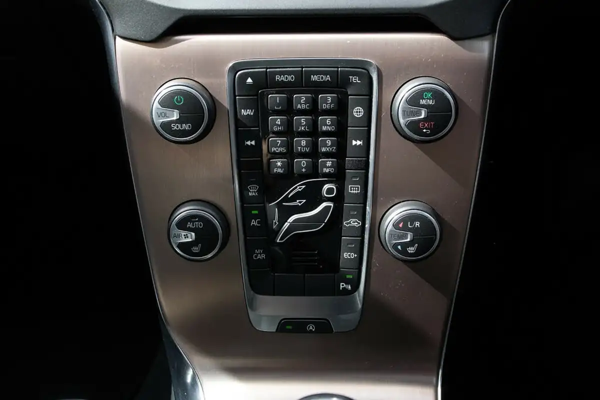 2016-volvo-v40-15-t3-cross-country-pro-big-28