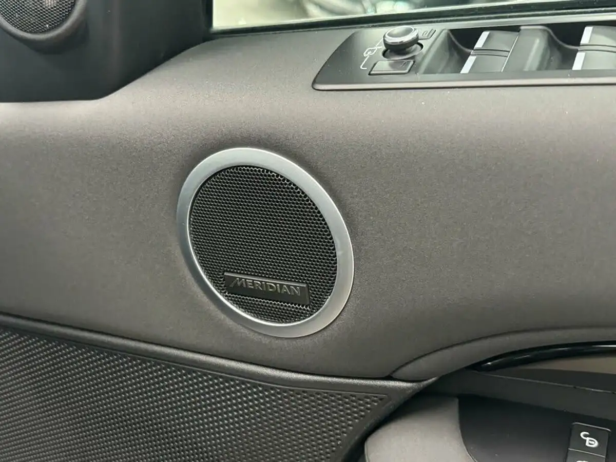 2019-land-rover-discovery-30-sd-v6-anniversary-edition-big-19