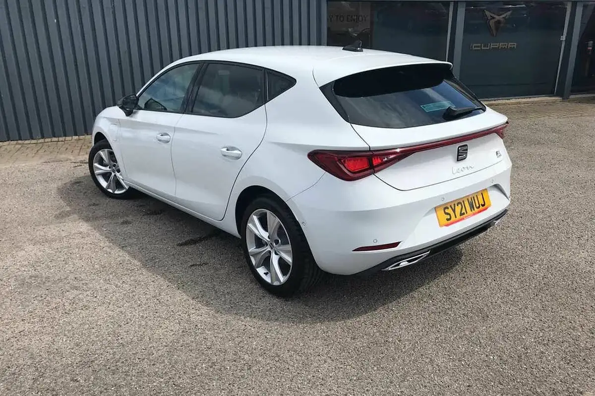 2021-seat-leon-14-e-hybrid-fr-hatchback-big-2