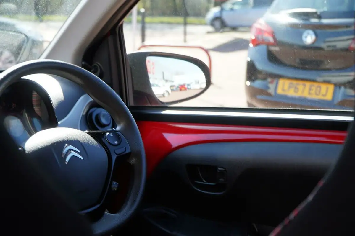 2015-citroen-c1-12-puretech-feel-5d-big-45