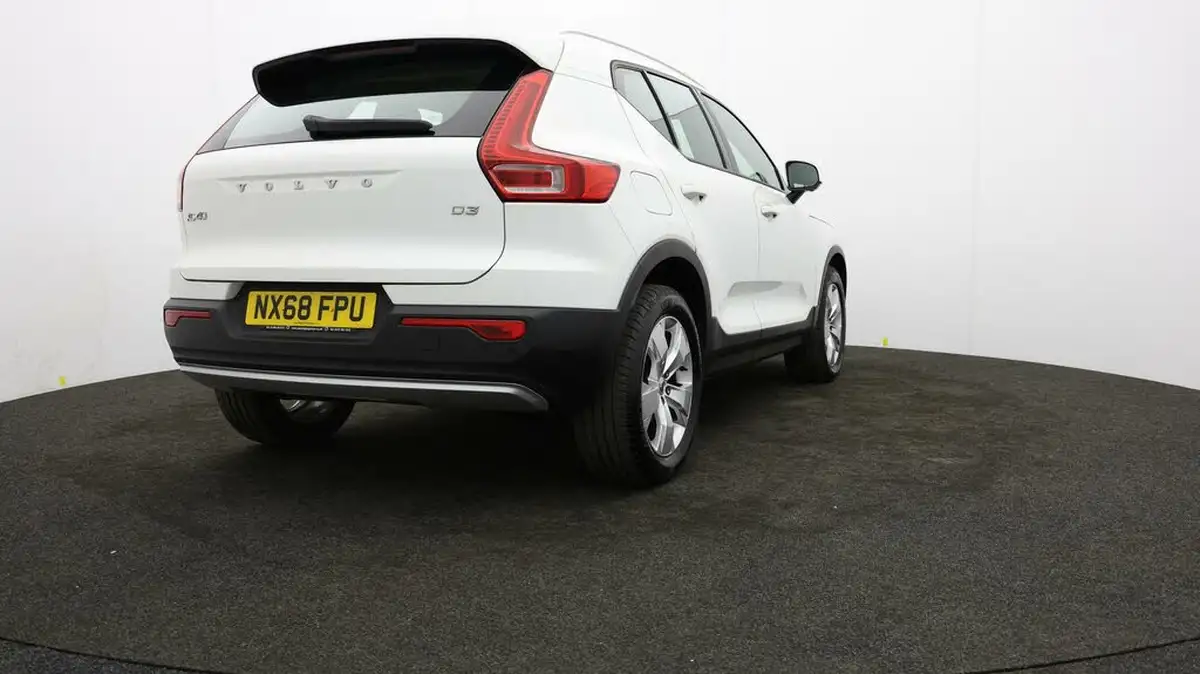 2018-volvo-xc40-20td-d3-momentum-pro-geartronic-big-75