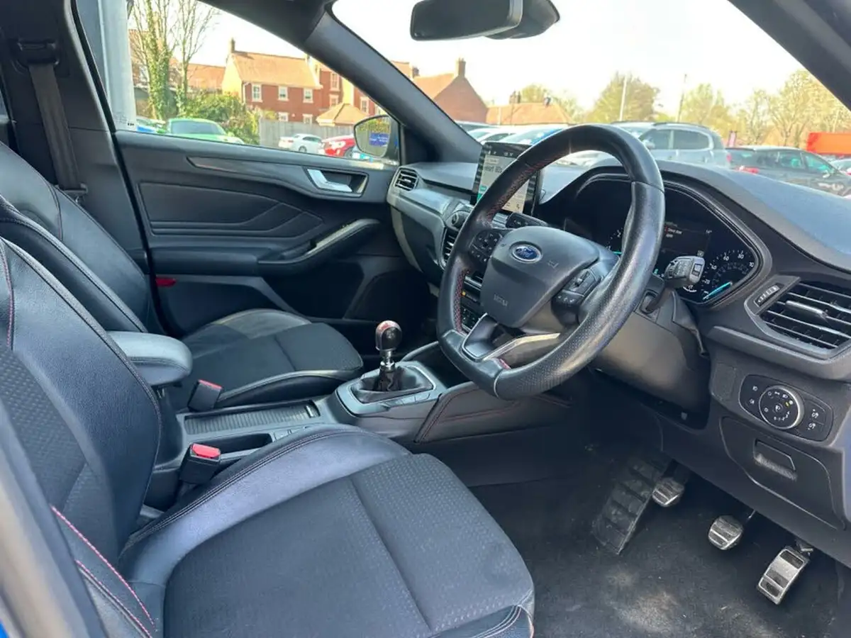 2019-ford-focus-15-st-line-x-hatchback-big-2