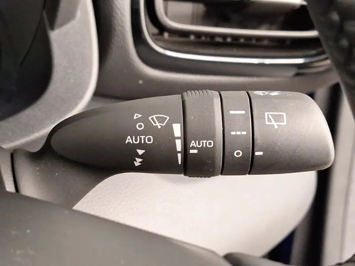 2024-mazda-mazda2-15-centre-line-big-14