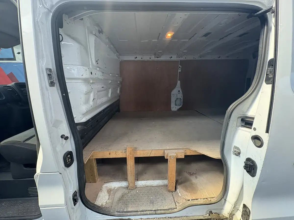 2015-vauxhall-vivaro-16cdti-2900-l2h1-115ps-refrigerated-van-big-3