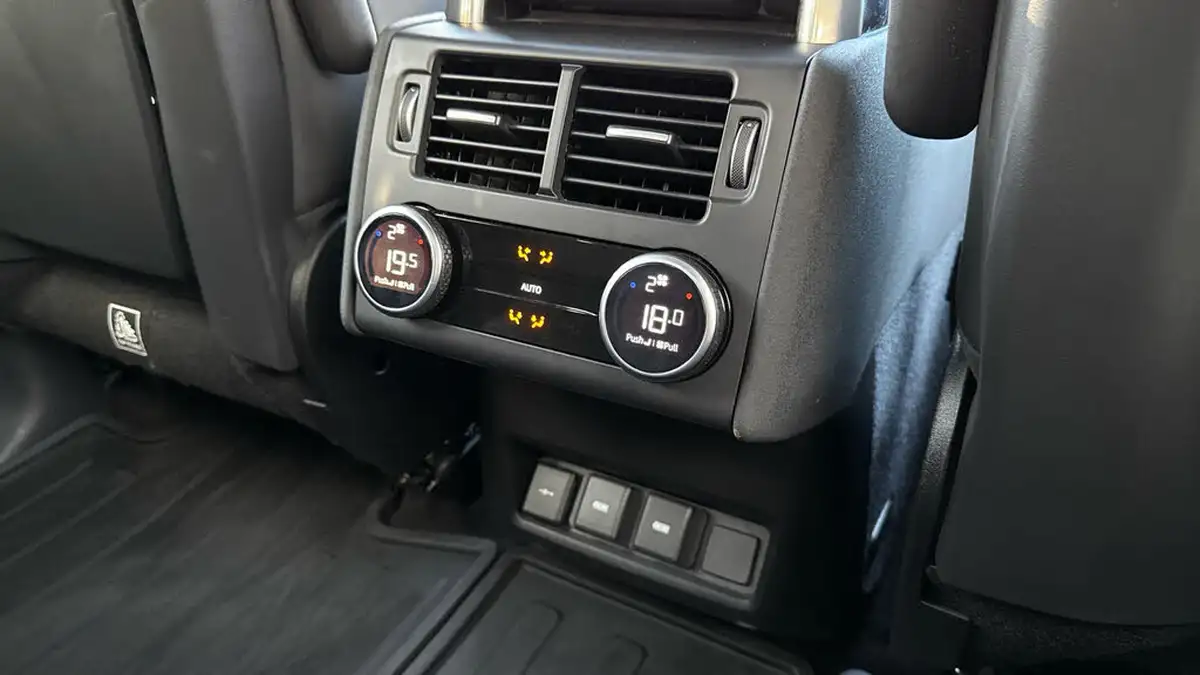 2023-land-rover-discovery-30-d300-dynamic-hse-big-17