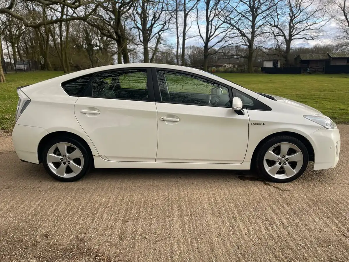 2011-toyota-prius-18-vvt-i-t-spirit-leather-1794cc-big-3