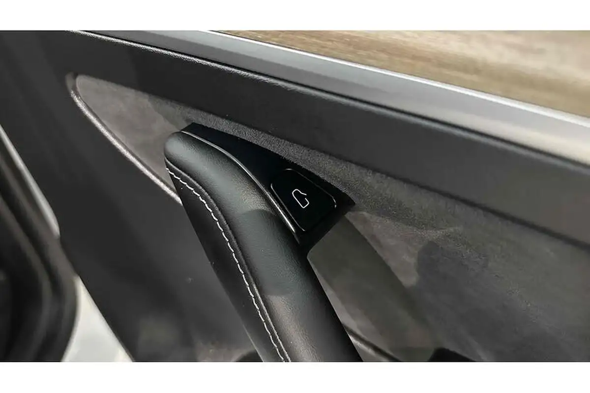 2022-tesla-model-y-e-long-range-big-29