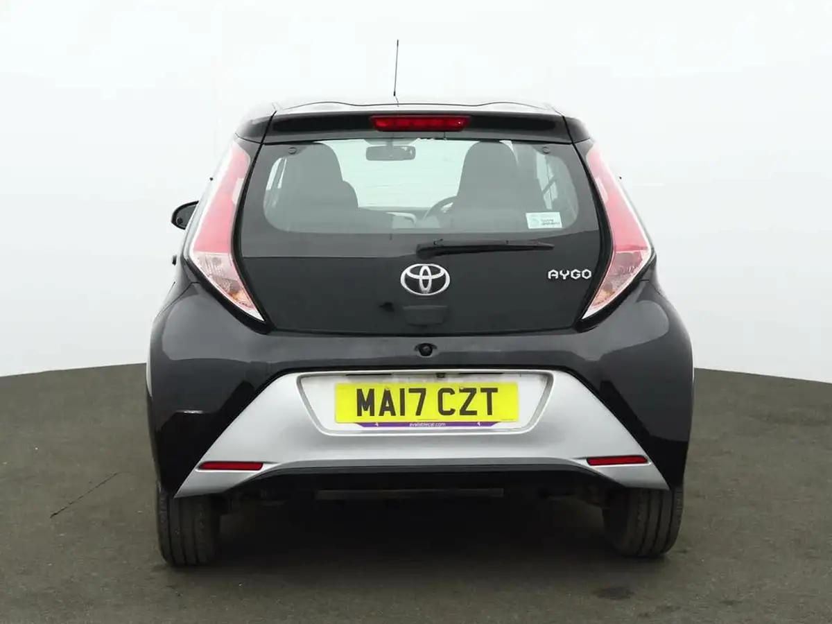 2017-toyota-aygo-10-vvt-i-x-play-71bhp-5d-big-2