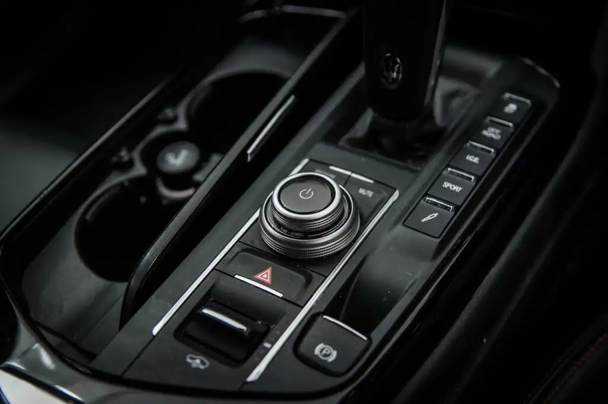 2021-maserati-levante-30-gransport-big-50