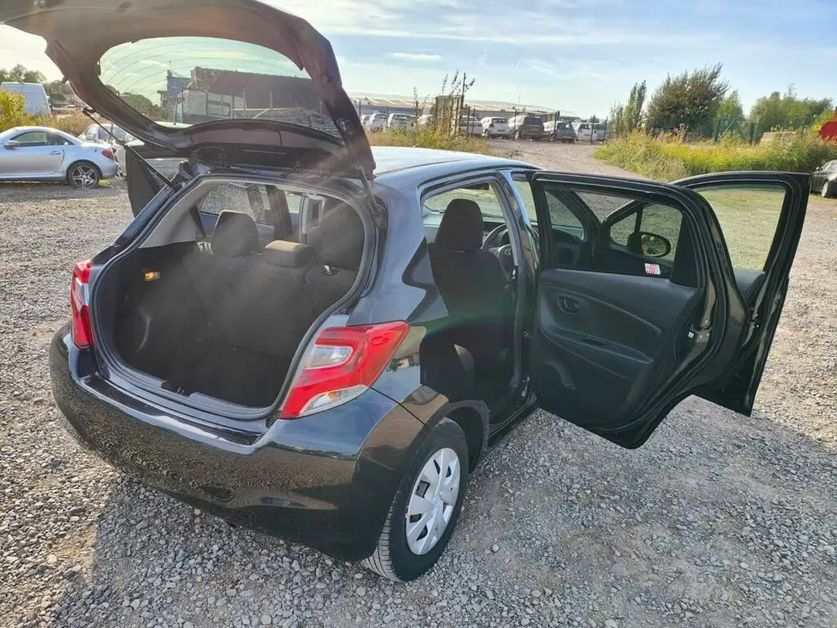 2014-toyota-yaris-big-17