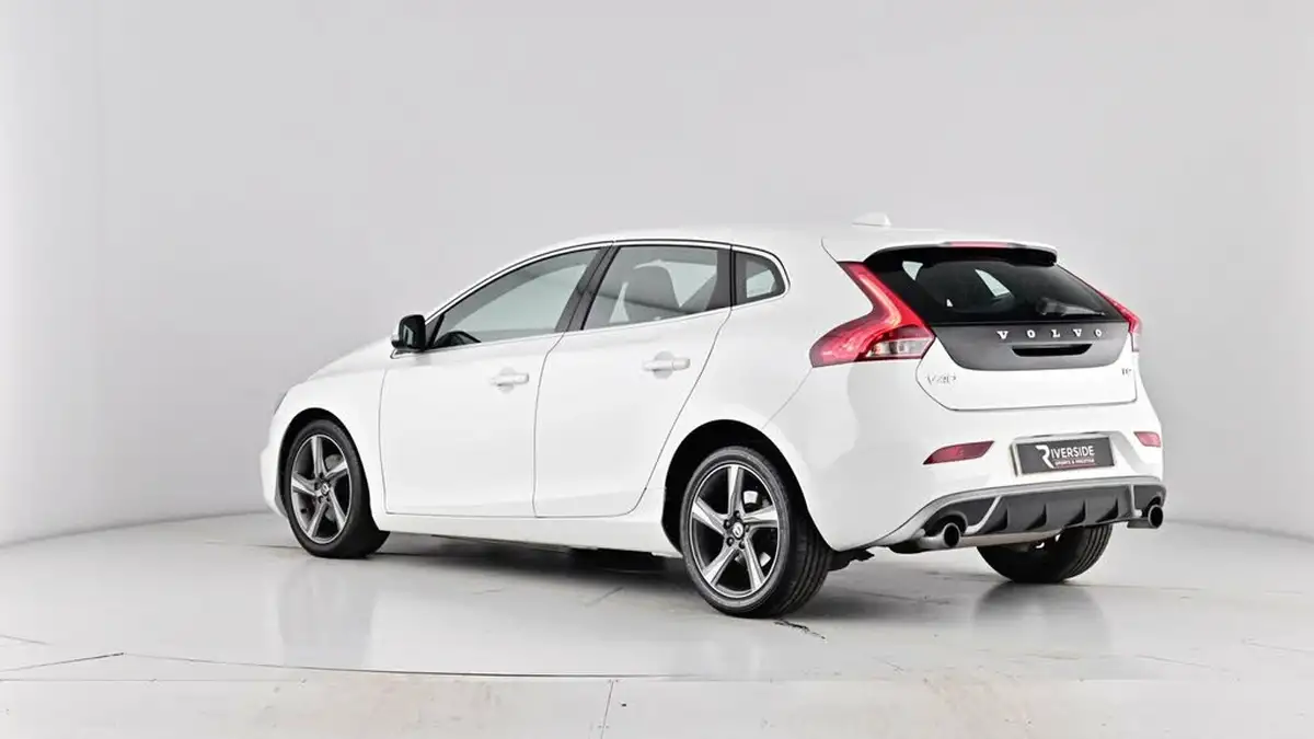 2015-volvo-v40-20td-d2-r-design-big-61