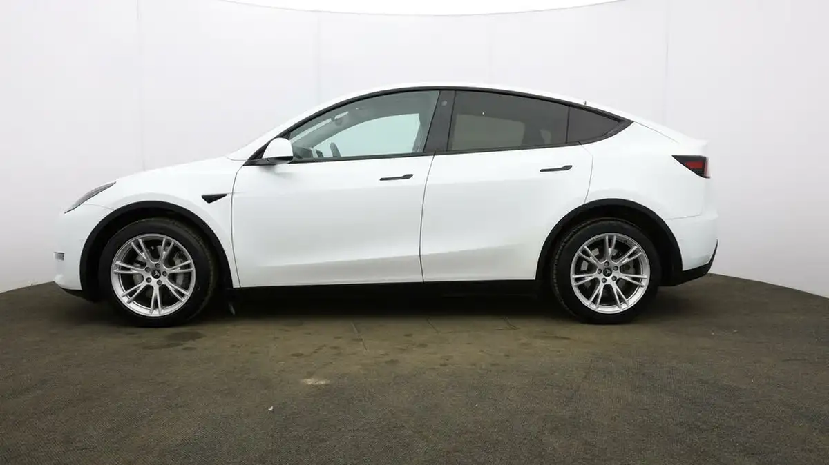 2022-tesla-model-y-e-long-range-big-61