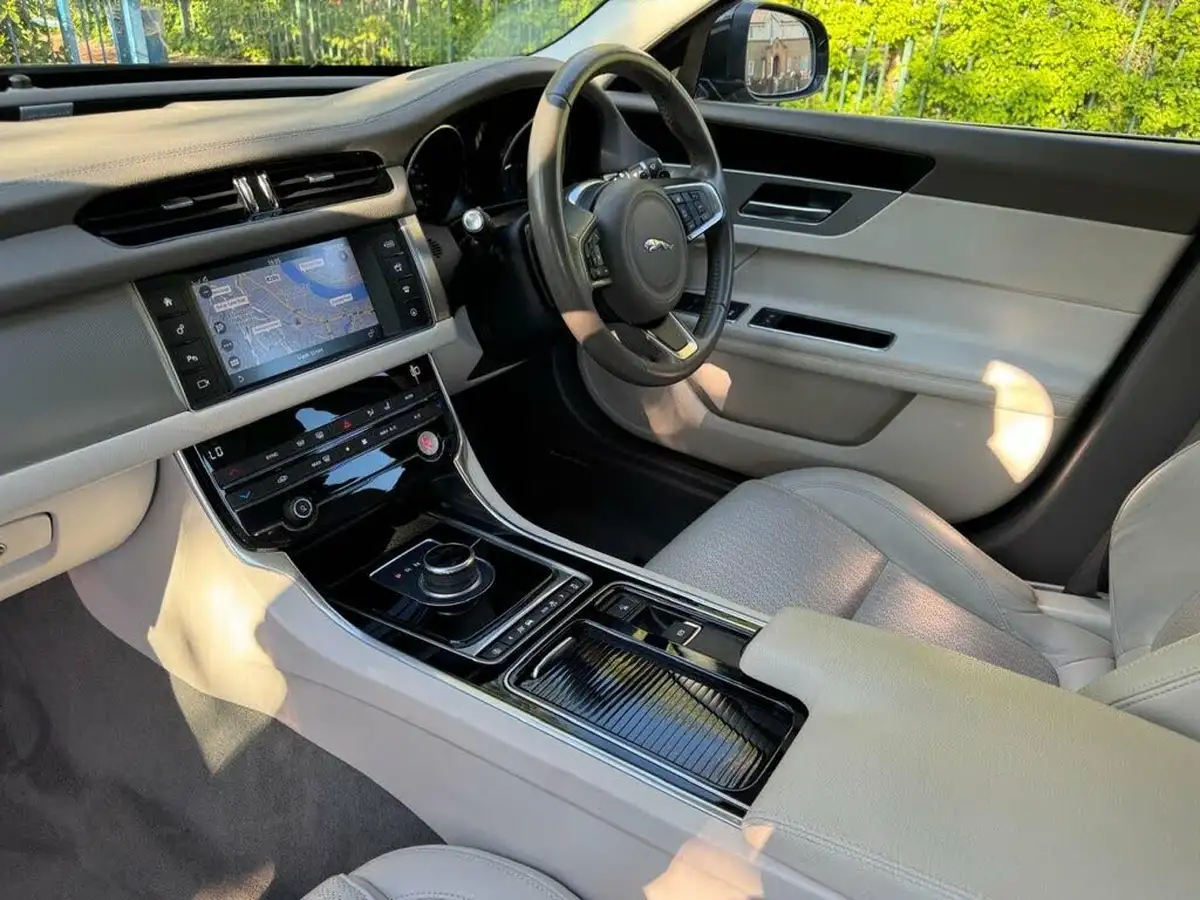 2017-jaguar-xf-20td-prestige-163ps-saloon-4d-1999cc-auto-big-20
