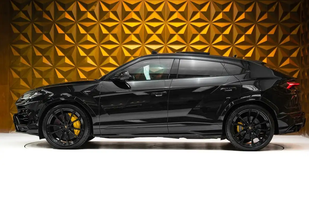 2021-lamborghini-urus-40-no-trim-big-3