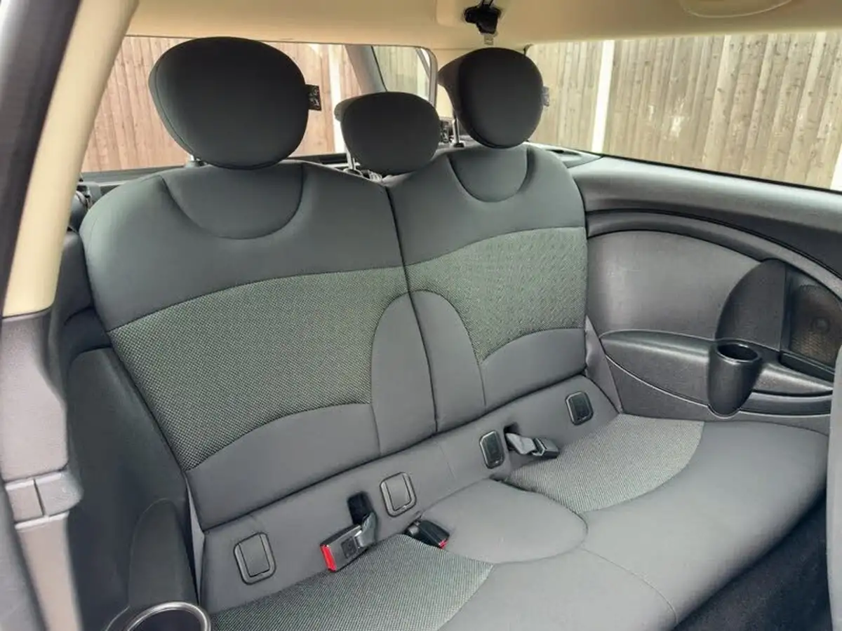 2012-mini-clubman-16-one-auto-big-23