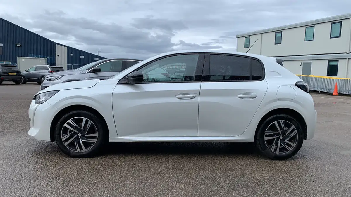 2022-peugeot-208-12-puretech-allure-premium-100ps-big-5