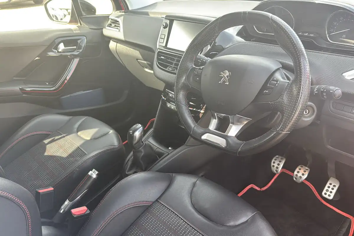 2016-peugeot-208-12-puretech-gt-line-5d-big-8