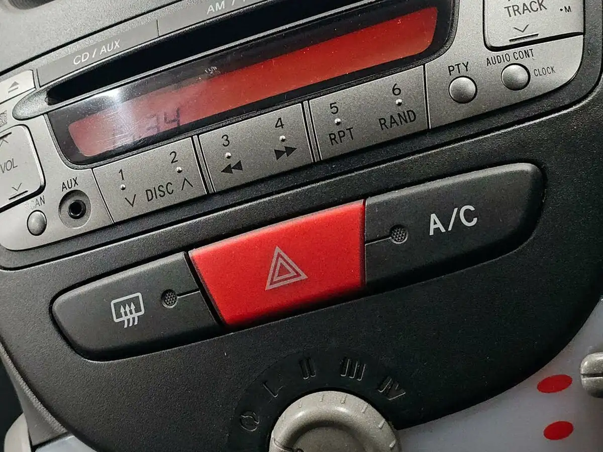 2012-peugeot-107-10-sportium-5d-big-50