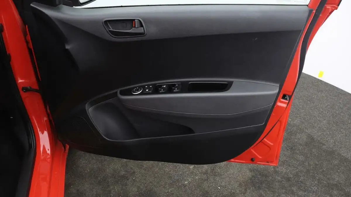2018-hyundai-i10-10-se-67ps-big-14