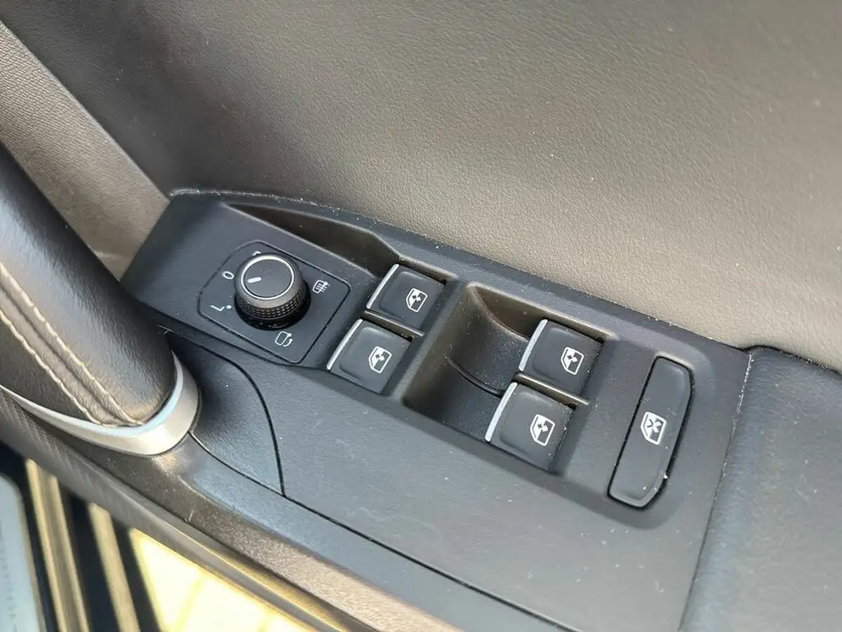 2021-seat-leon-14-e-hybrid-xcellence-lux-hatchback-big-16