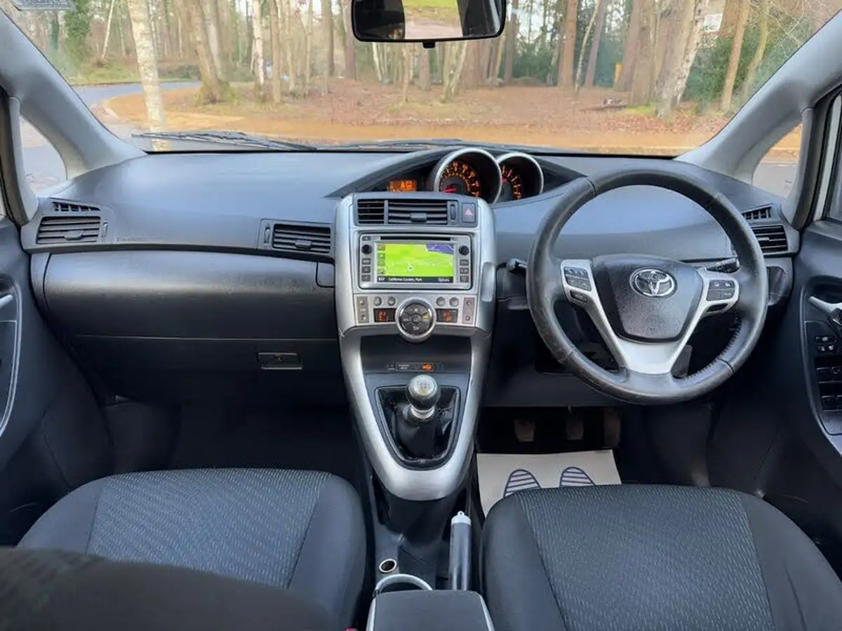 2012-toyota-verso-20td-tr-big-1