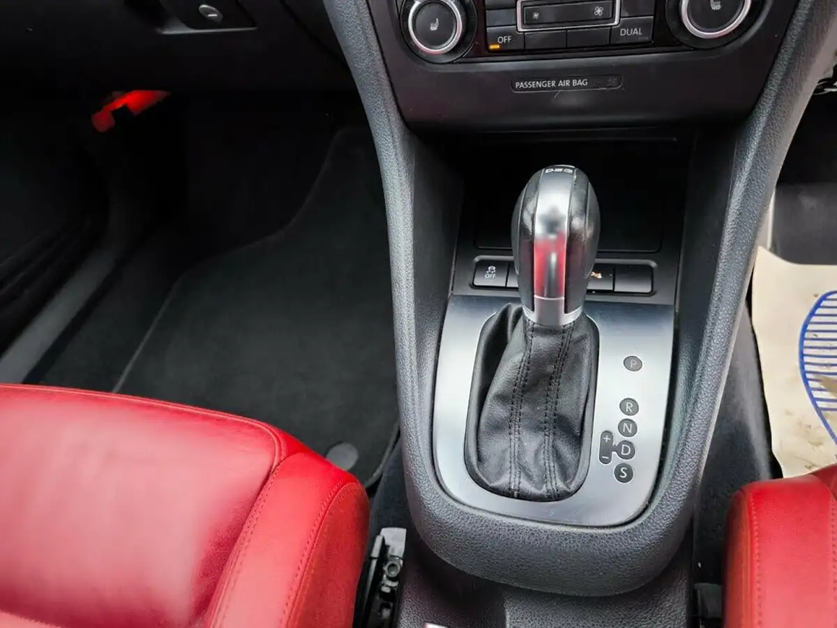 2012-volkswagen-golf-big-13