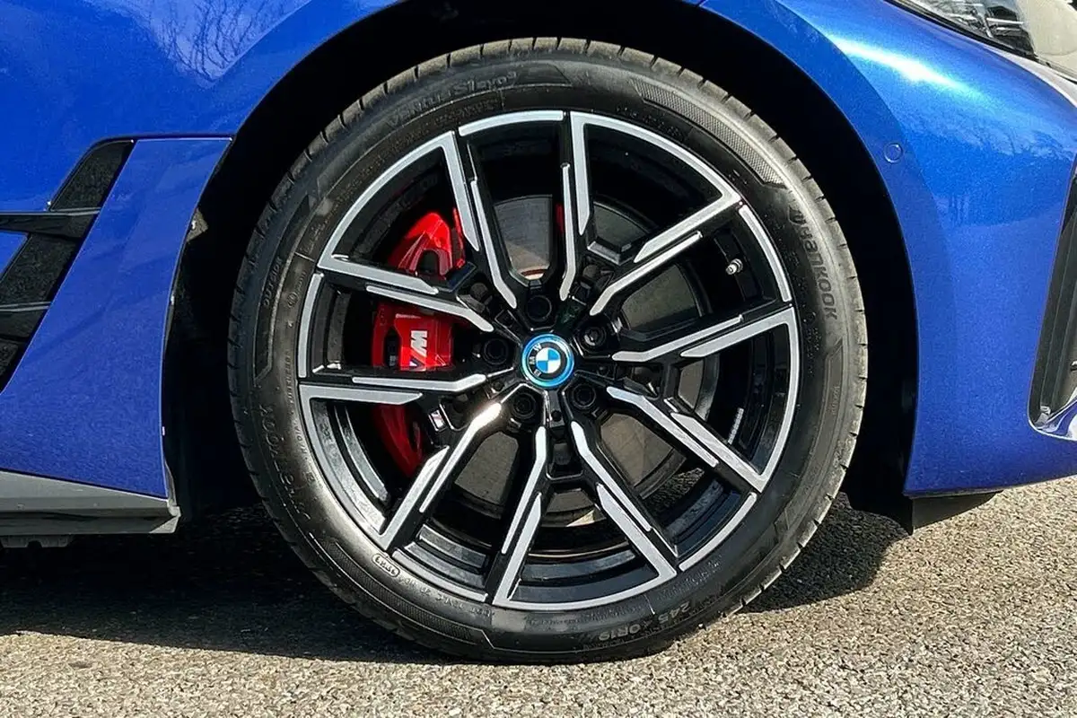 2023-bmw-i4-e-edrive40-m-sport-big-21