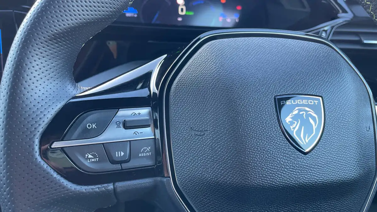 2024-peugeot-308-e-gt-big-22