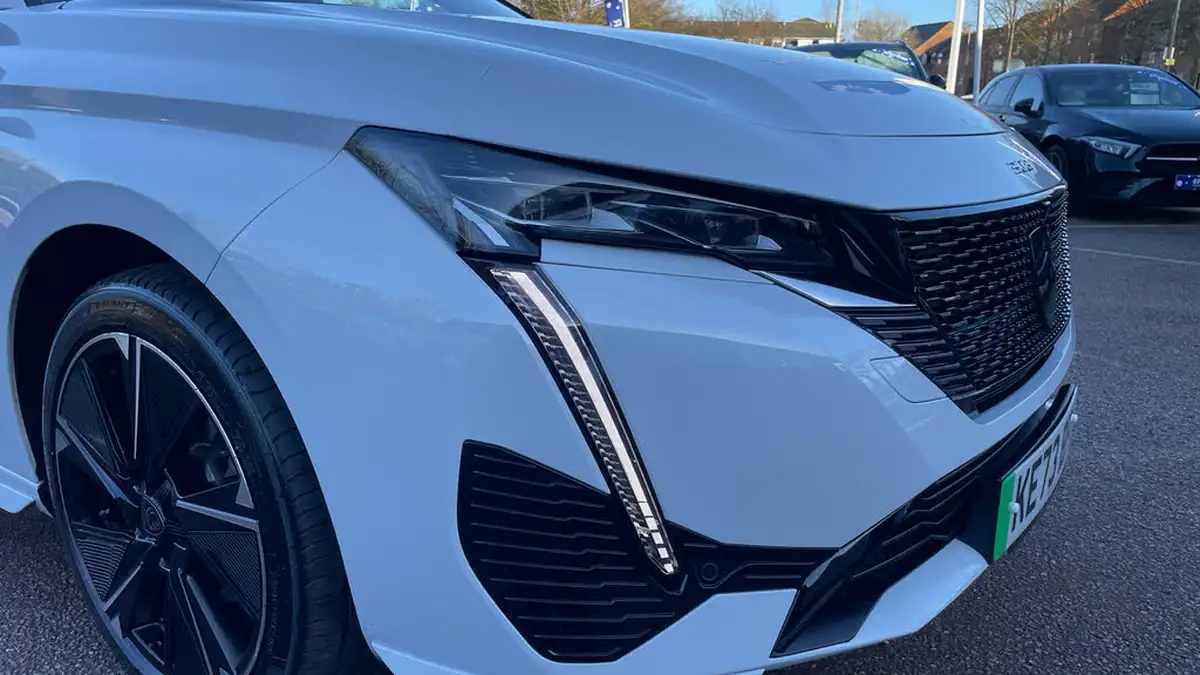 2024-peugeot-308-e-gt-big-46