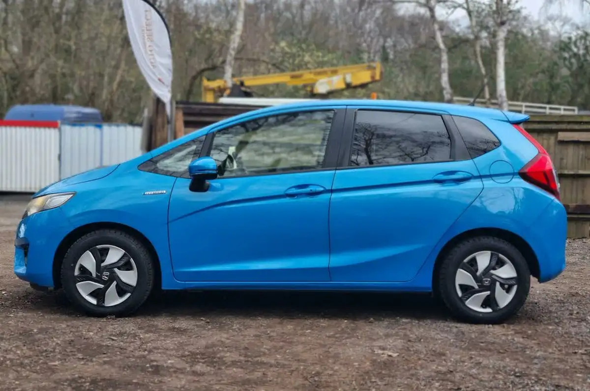 2014-honda-fit-hybrid-big-13