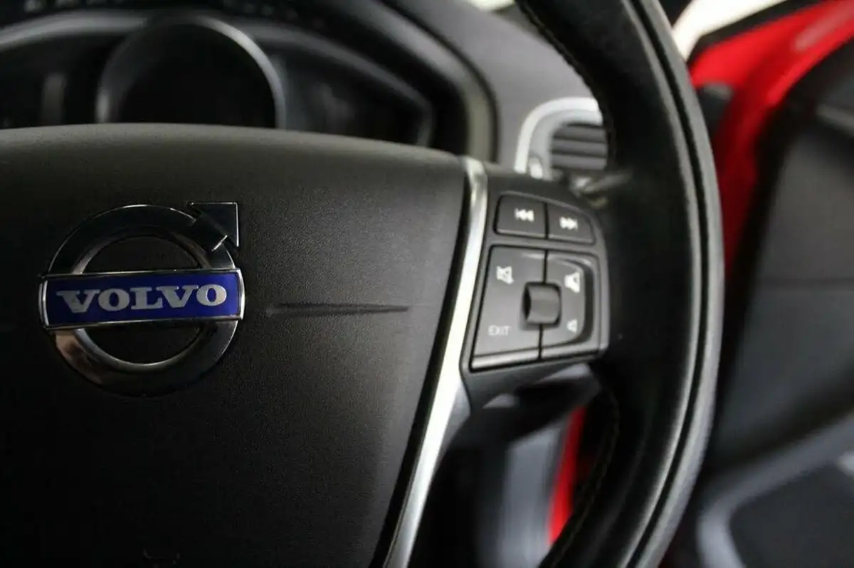 2013-volvo-v40-20td-d3-r-design-big-36