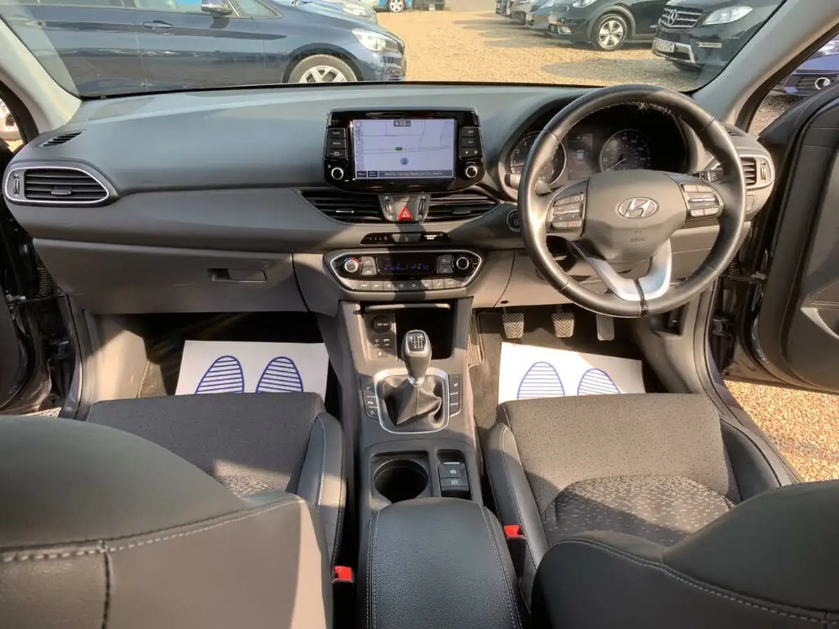 2017-hyundai-i30-14-t-gdi-premium-tourer-big-33